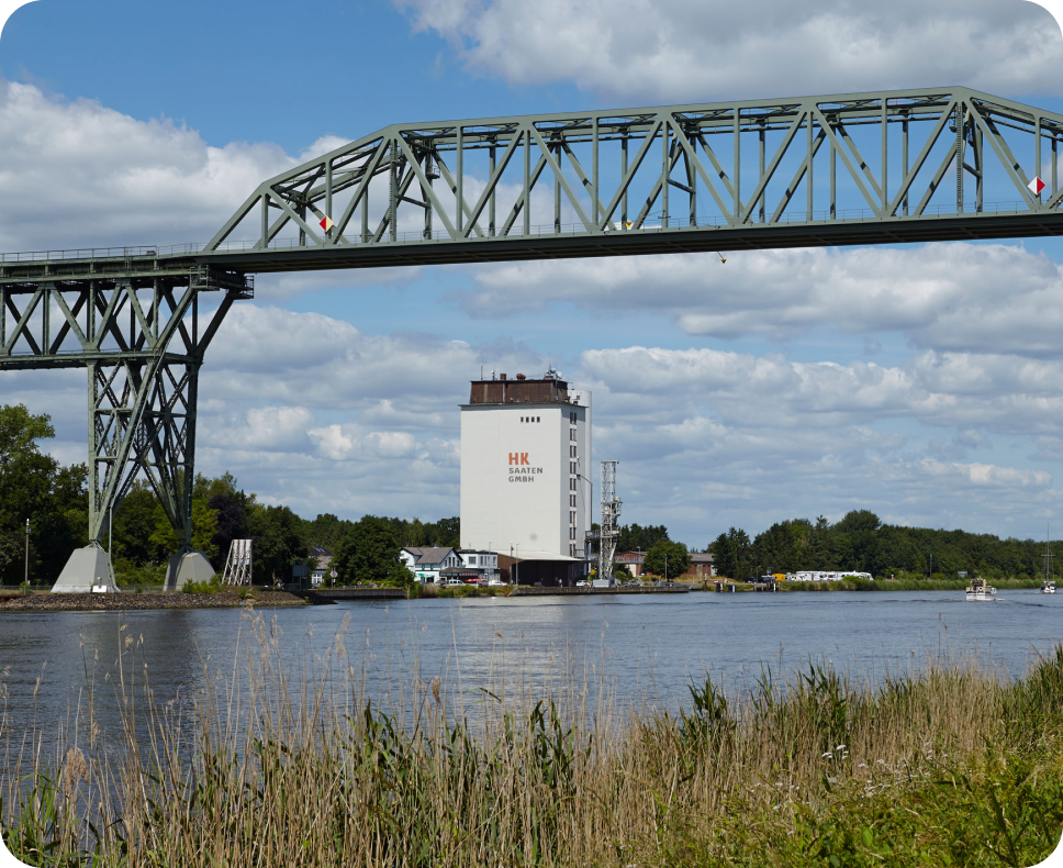 Hochbrücke Hochdonn mit dem HK Saaten Silostandort am Nord-Ostsee-Kanal